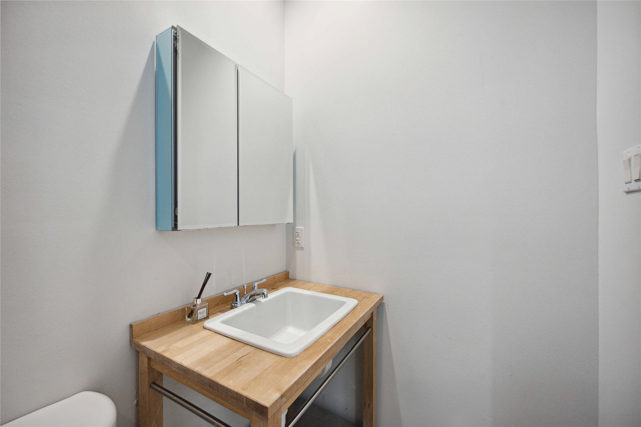 1023 Bonner Street, Unit 1023 Houston, TX 77007 - Photo 21 of 24 2nd bathroom downstairs