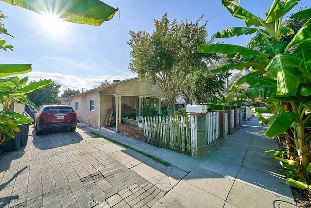 a view of a house with a backyard