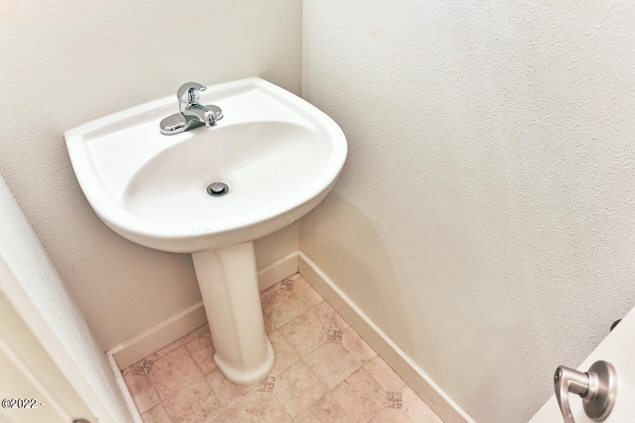 935 Southwest 11th Street Newport, OR 97365 - Photo 24 of 43 half bath SW 11th-1117