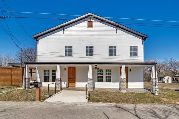 $379,000 | 610 East Tyler Street, Ennis, TX 75119