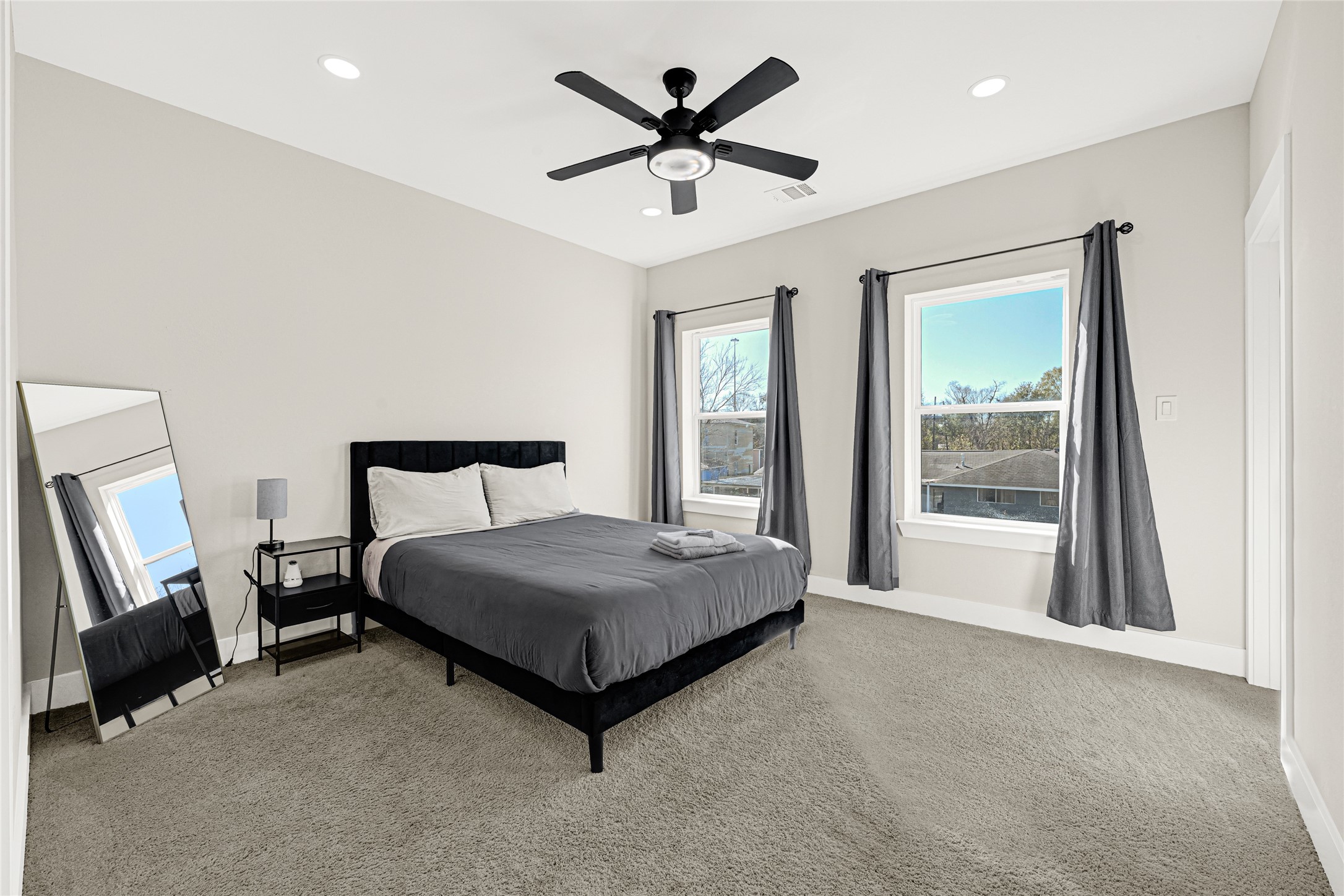 6835 Weston Street, Unit B Houston, TX 77021 - Photo 13 of 16 2nd Bedroom