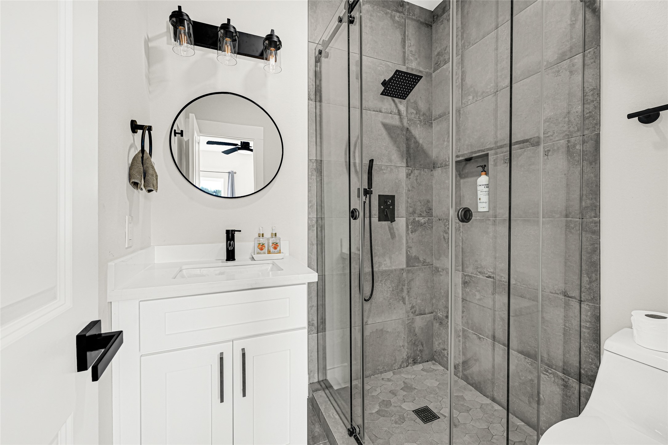 6835 Weston Street, Unit B Houston, TX 77021 - Photo 14 of 16 2nd Bedroom Bath and Show