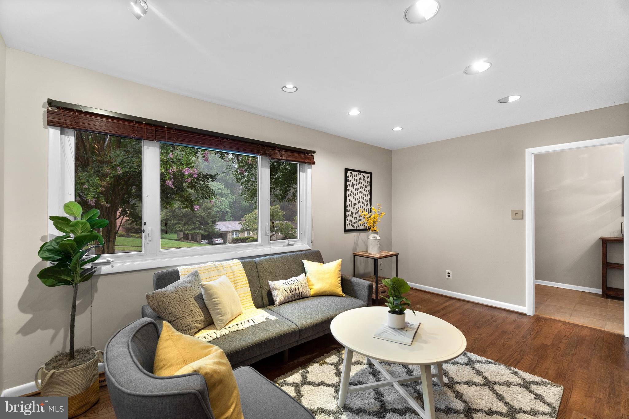 7209 Denberg Road Baltimore, MD 21209 - Photo 4 of 49 Living Room