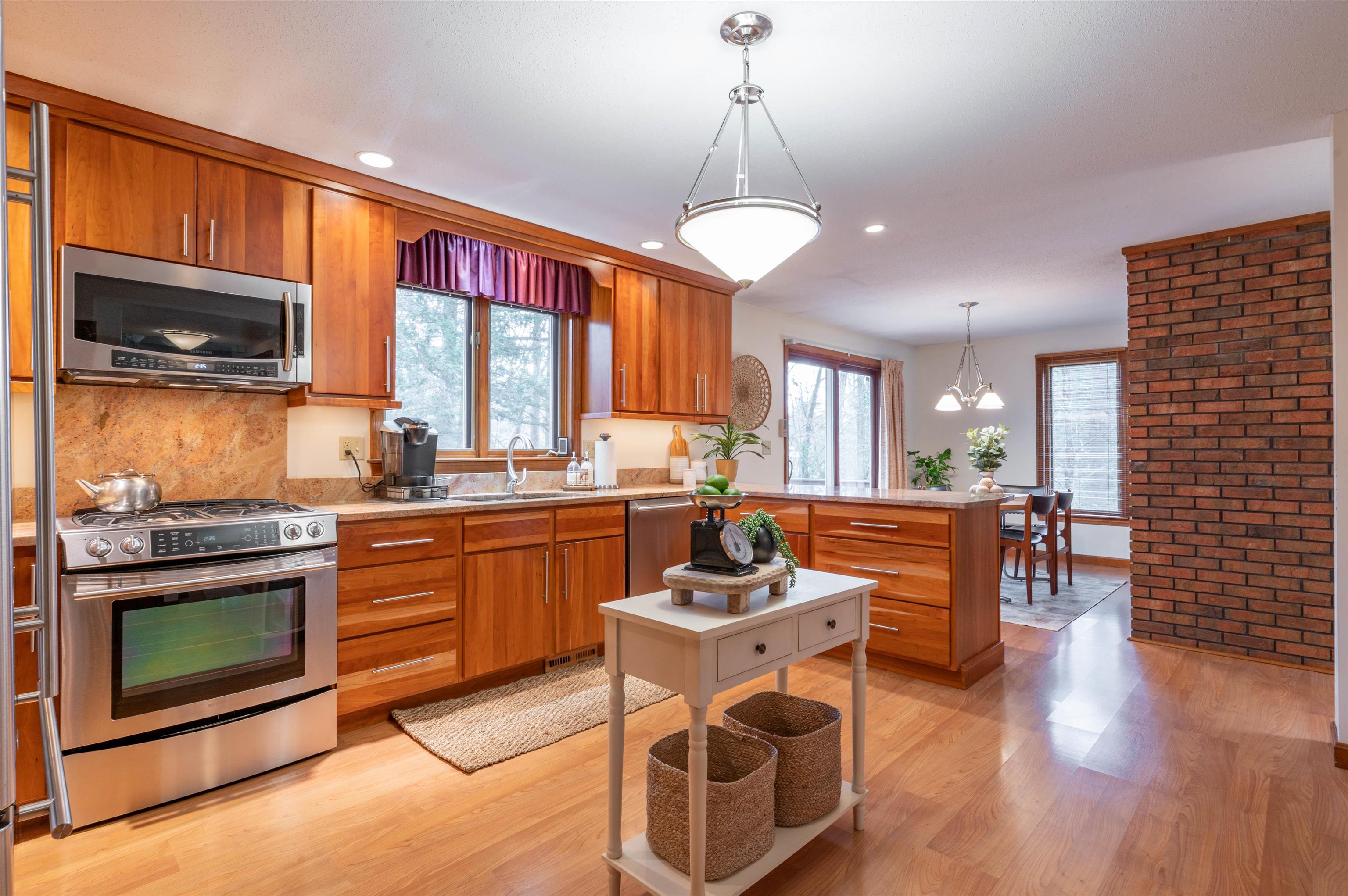 45 Pemberton Road Nashua, NH 03063 - Photo 4 of 37