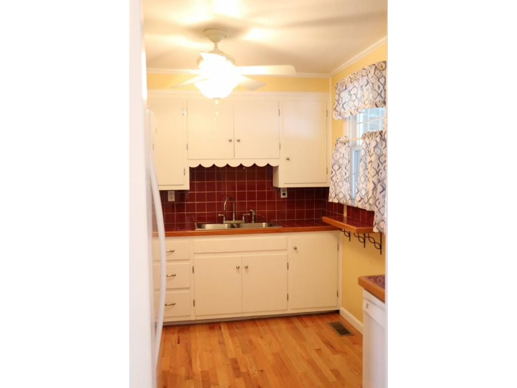 271 Cherokee Road Bristol, VA 24201 - Photo 5 of 33 Photo 5