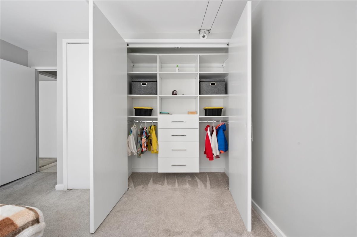 110 East Delaware Place, Unit 404 Chicago, IL 60611 - Photo 12 of 20