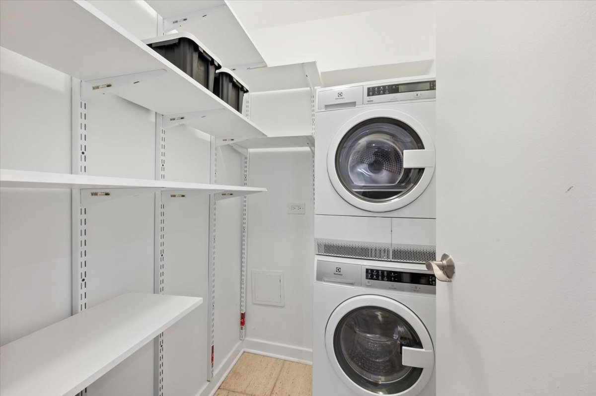 110 East Delaware Place, Unit 404 Chicago, IL 60611 - Photo 15 of 20