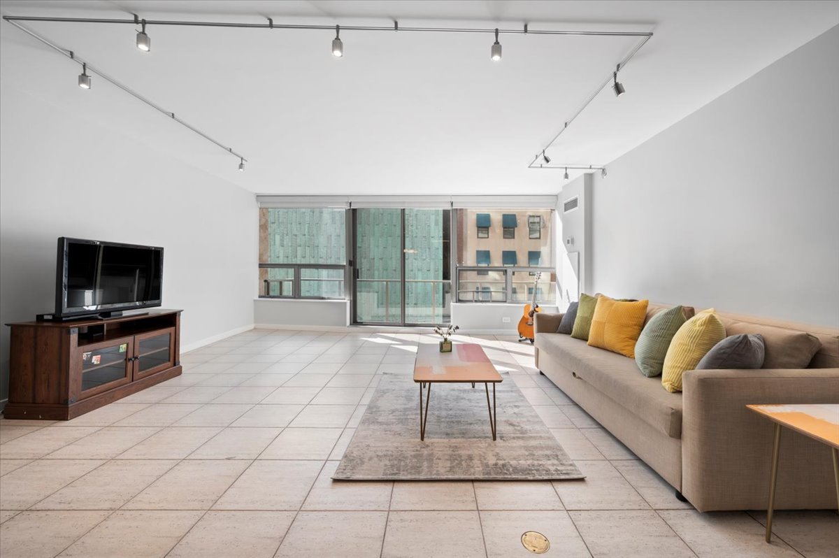 110 East Delaware Place, Unit 404 Chicago, IL 60611 - Photo 16 of 20