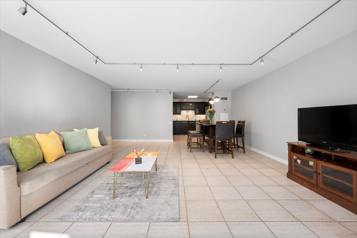 110 East Delaware Place, Unit 404 Chicago, IL 60611 - Photo 17 of 20