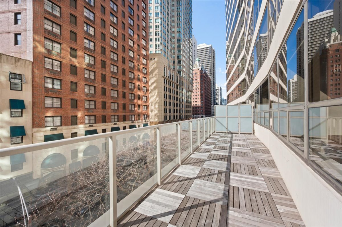 110 East Delaware Place, Unit 404 Chicago, IL 60611 - Photo 19 of 20