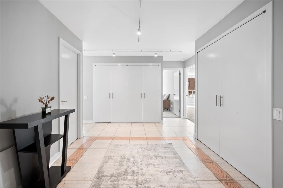 110 East Delaware Place, Unit 404 Chicago, IL 60611 - Photo 3 of 20