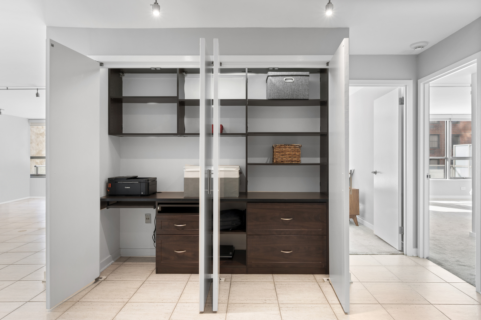 110 East Delaware Place, Unit 404 Chicago, IL 60611 - Photo 4 of 20