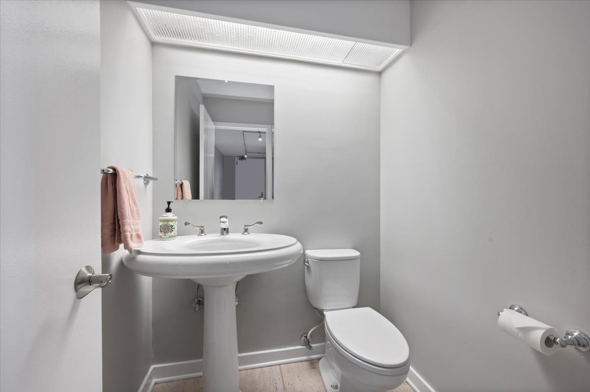 110 East Delaware Place, Unit 404 Chicago, IL 60611 - Photo 5 of 20