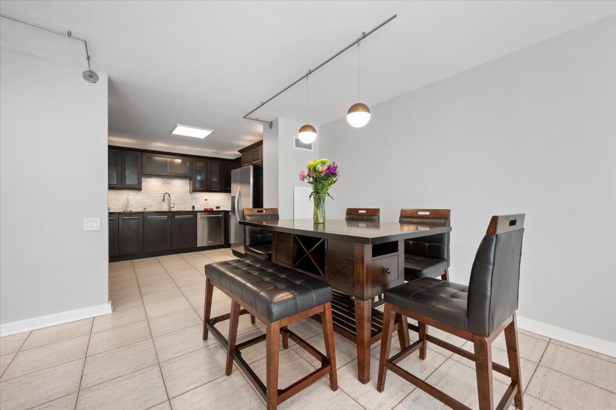 110 East Delaware Place, Unit 404 Chicago, IL 60611 - Photo 8 of 20