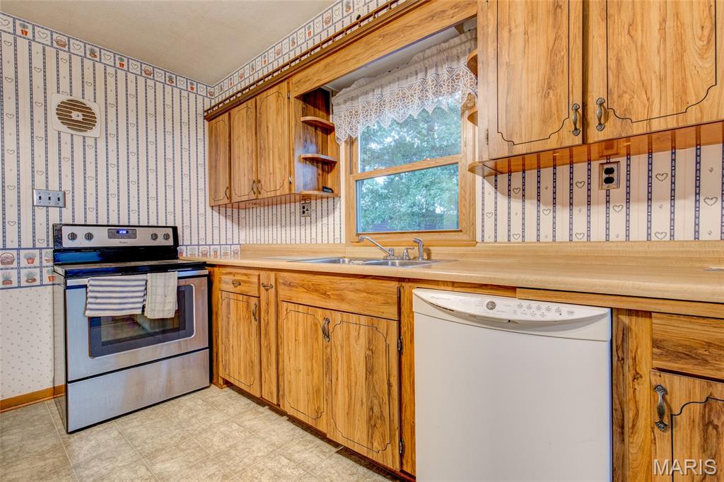 5673 Humbert Road Godfrey, IL 62035 - Photo 9 of 37
