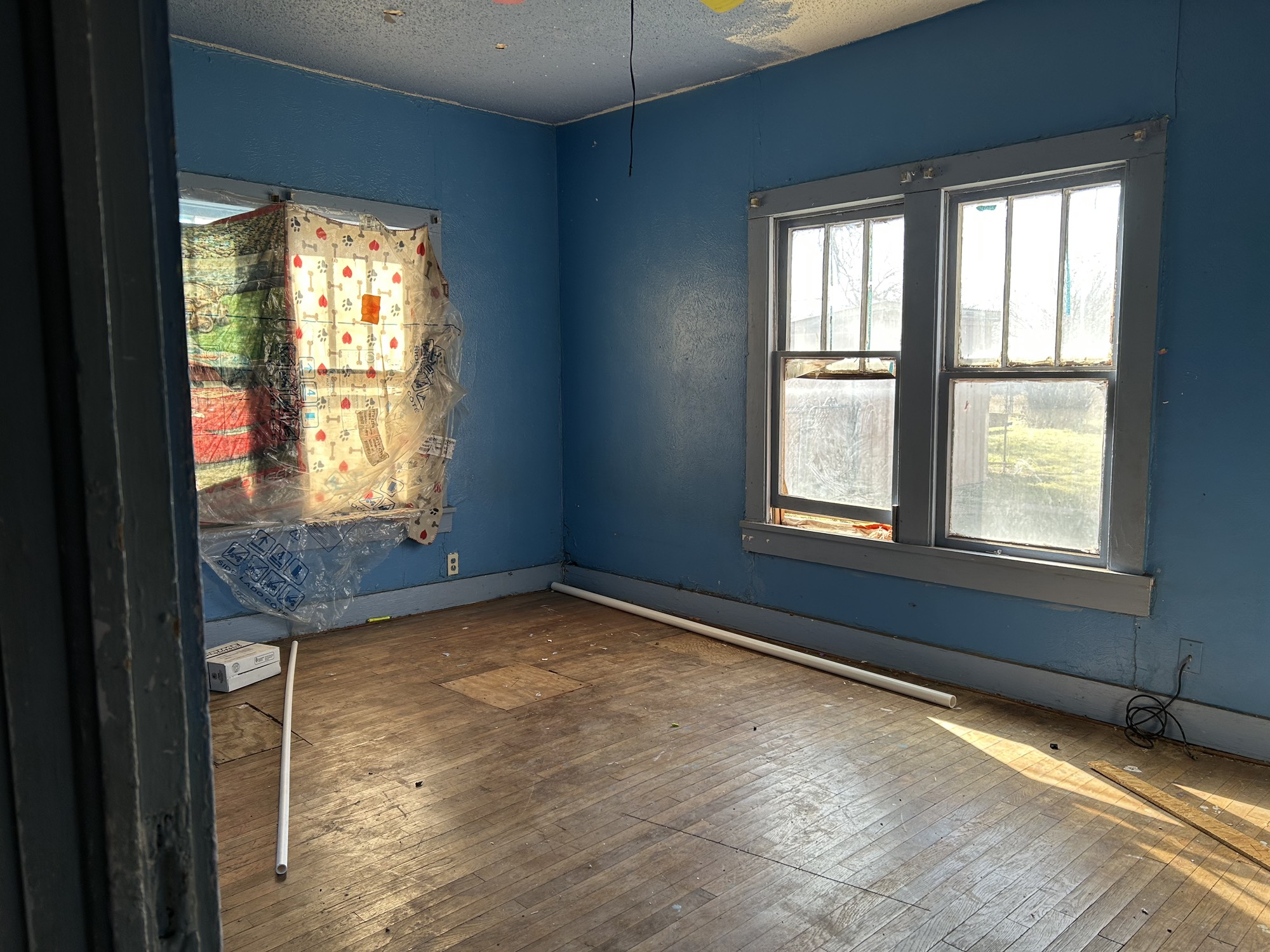 903 West 8th Street Quanah, TX 79252 - Photo 12 of 15 a view of an empty room with a window