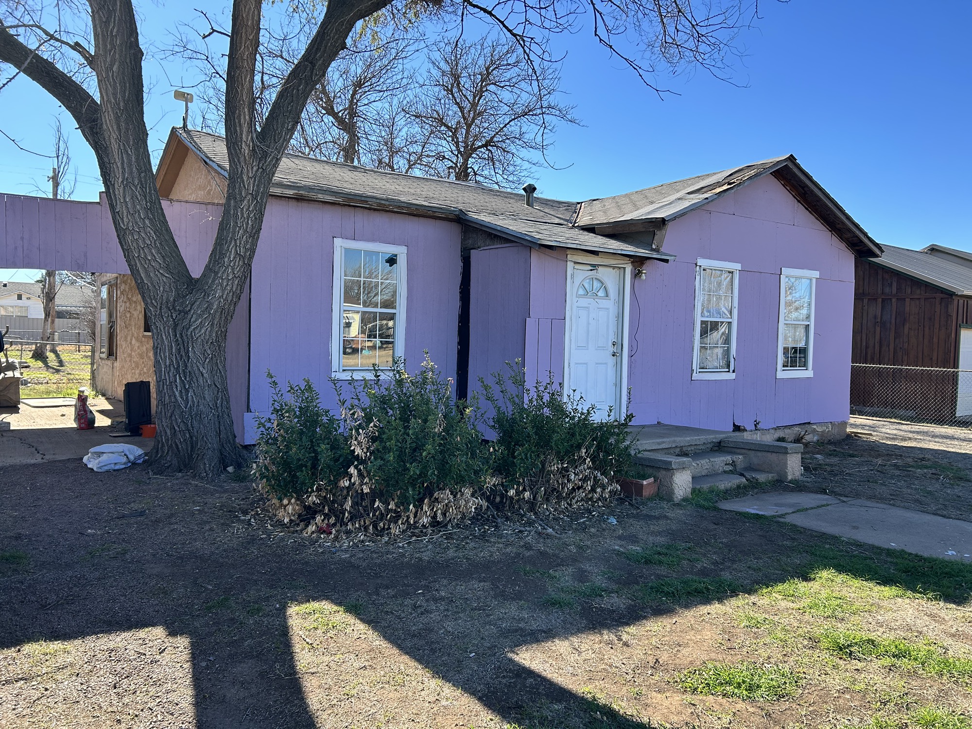903 West 8th Street Quanah, TX 79252 - Photo 2 of 15 a front view of house with yard