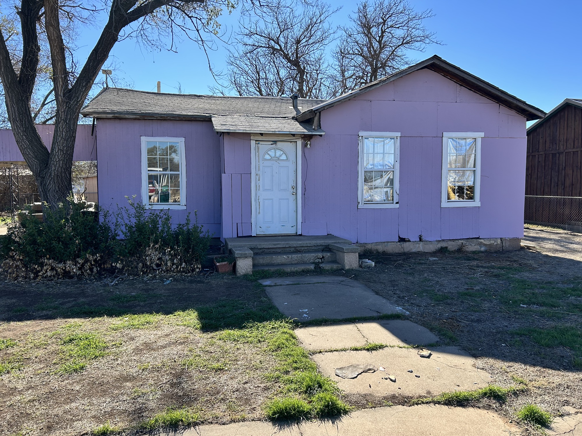 903 West 8th Street Quanah, TX 79252 - Photo 3 of 15 a front view of a house with a yard