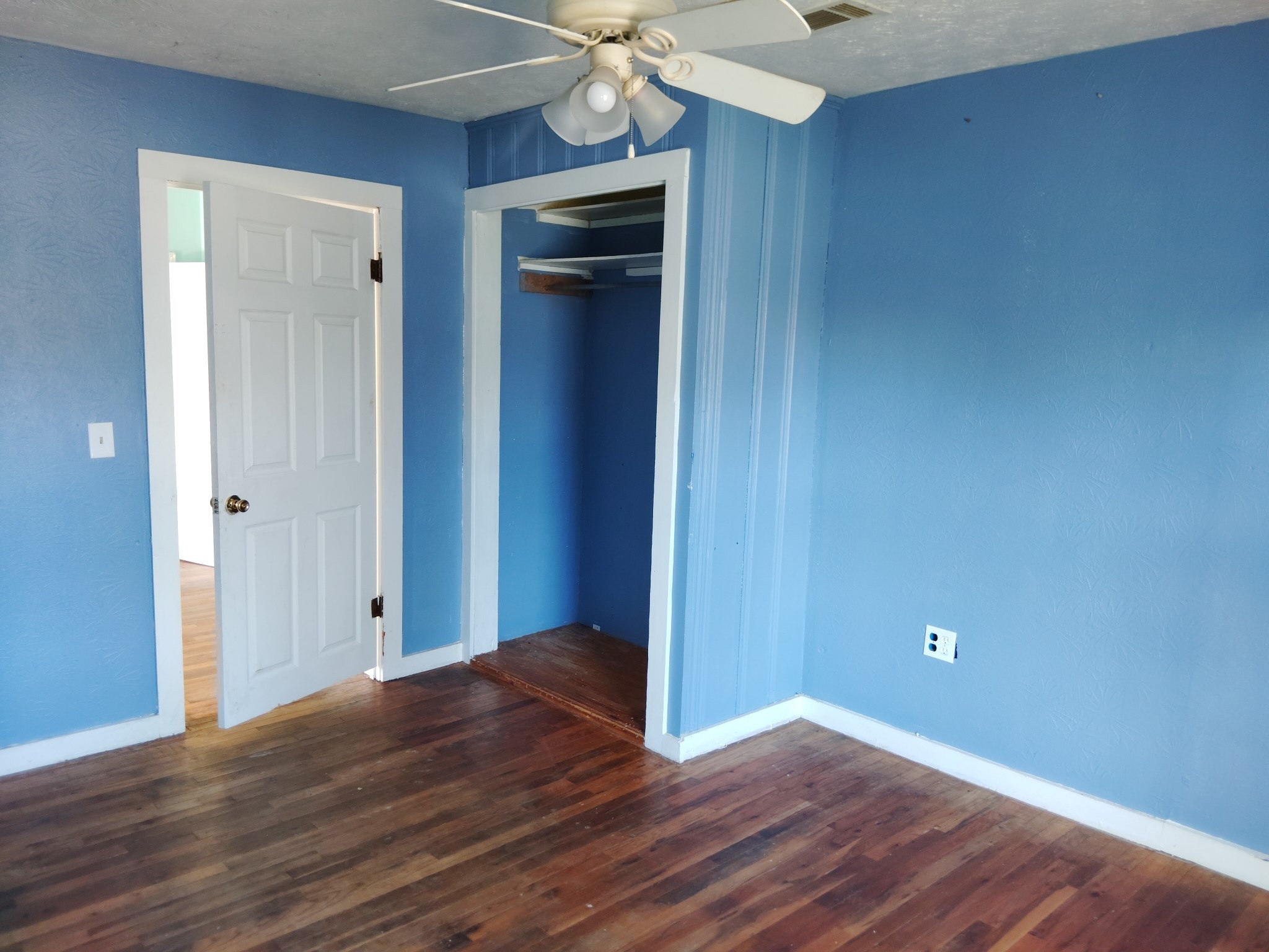 903 West 8th Street Quanah, TX 79252 - Photo 4 of 15 a view of an empty room with wooden floor