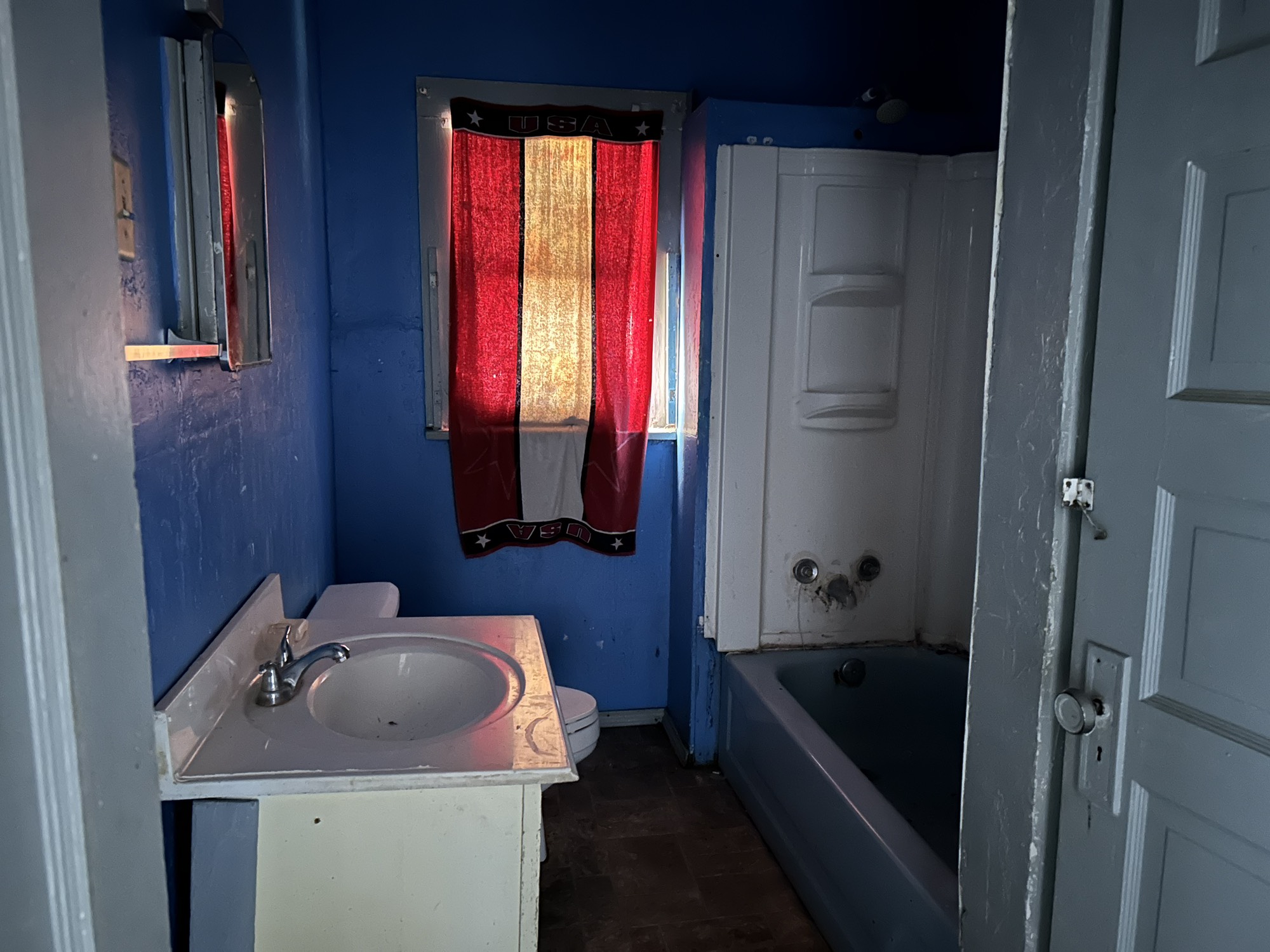 903 West 8th Street Quanah, TX 79252 - Photo 10 of 15 a bathroom with a sink and a bathtub