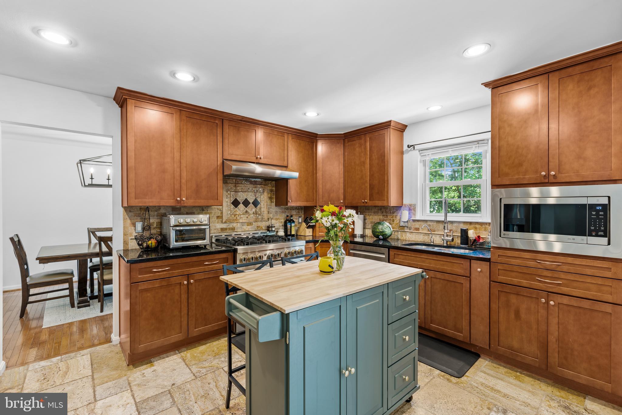 316 Silver Ridge Drive Sterling, VA 20164 - Photo 2 of 29