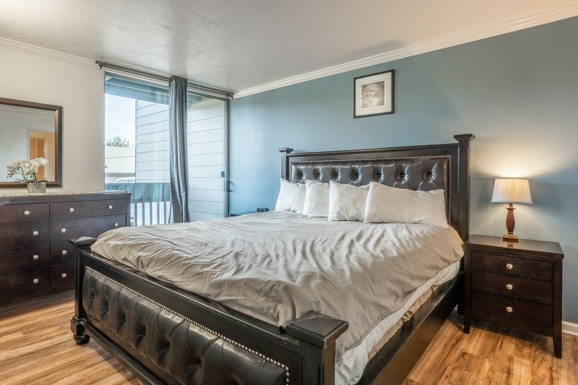 137 Laurel Mountain Road, Unit 312 Mammoth Lakes, CA 93546 - Photo 18 of 37 a bedroom with a bed and a lamp