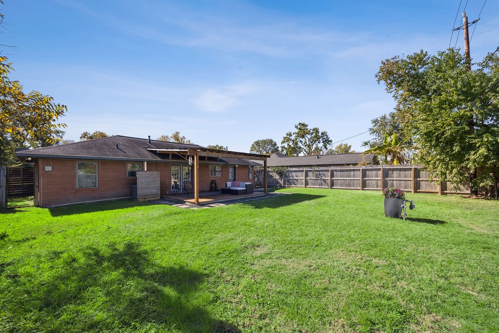 1122 West 31st Street Houston, TX 77018 - Photo 12 of 12 a view of a back yard