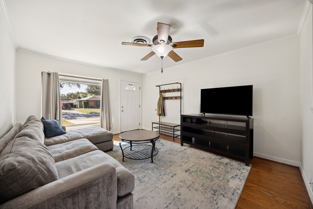 1122 West 31st Street Houston, TX 77018 - Photo 2 of 12 a living room with furniture and a flat screen tv