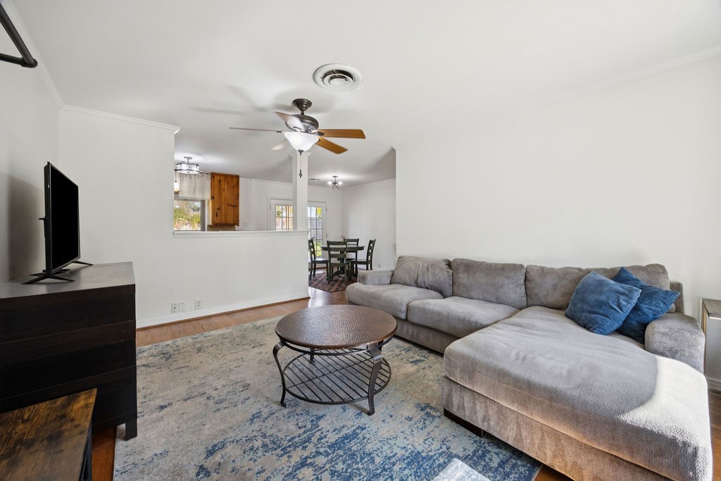 1122 West 31st Street Houston, TX 77018 - Photo 4 of 12 a living room with furniture and a flat screen tv
