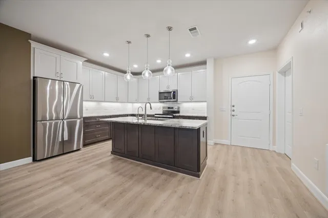 $2,500 | 6804 Westview Drive, Unit 2205, Houston, TX 77055