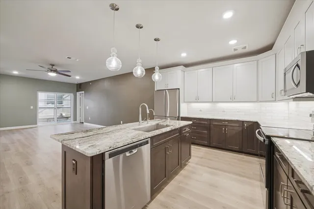 $2,500 | 6804 Westview Drive, Unit 2205, Houston, TX 77055