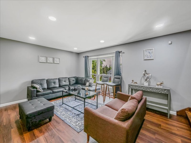 1968 Holbrook Lane Hoffman Estates, IL 60169 - Photo 11 of 31 a living room with furniture and a window