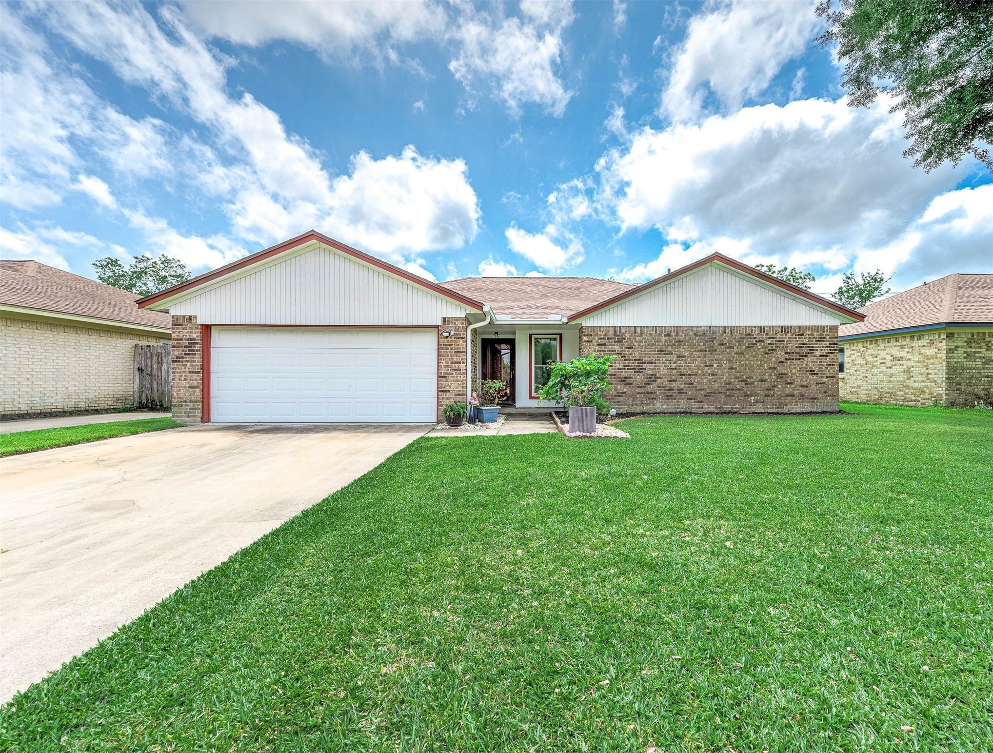 720 South Remington Drive Angleton, TX 77515 - Photo 2 of 30