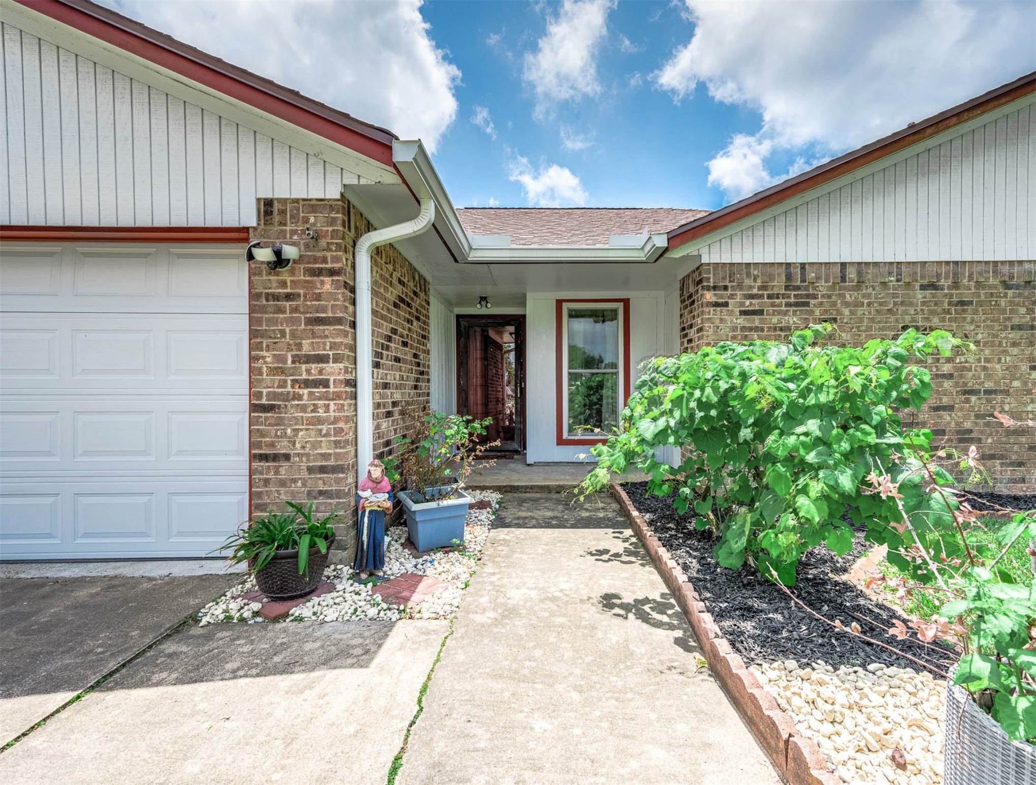 720 South Remington Drive Angleton, TX 77515 - Photo 5 of 30