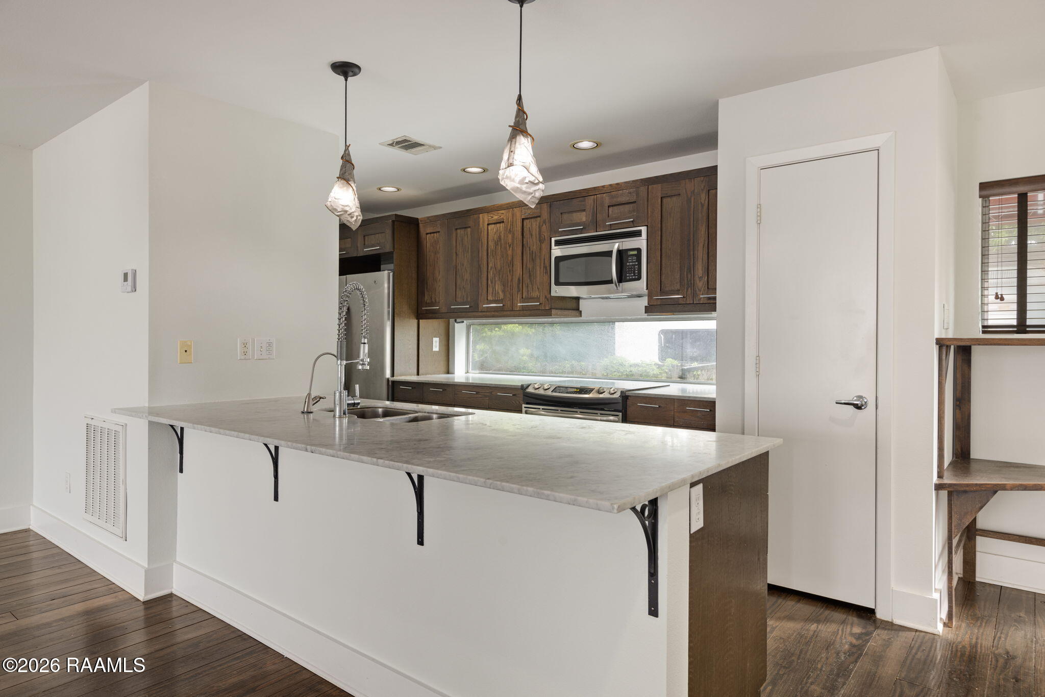 1201 South College Road, Unit 2 Lafayette, LA 70503 - Photo 11 of 35 11-web-or-mls-1201 S College Rd 2-11