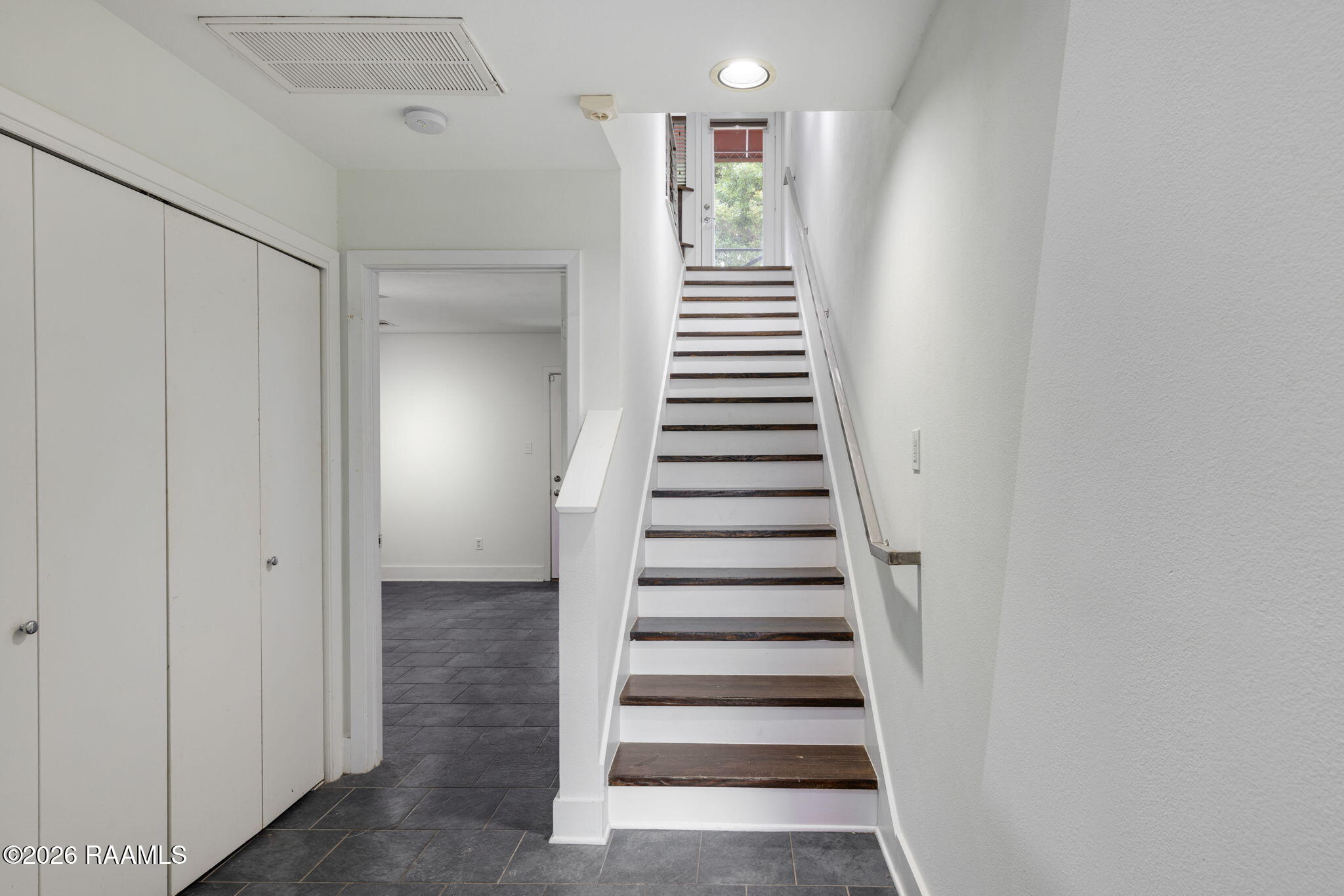 1201 South College Road, Unit 2 Lafayette, LA 70503 - Photo 5 of 35 5-web-or-mls-1201 S College Rd 2-5