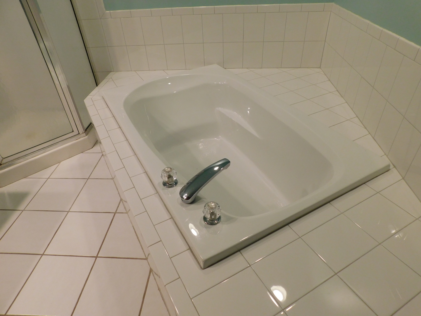 18100 Rita Road, Unit 1B Tinley Park, IL 60477 - Photo 19 of 24 a bathroom with a bathtub