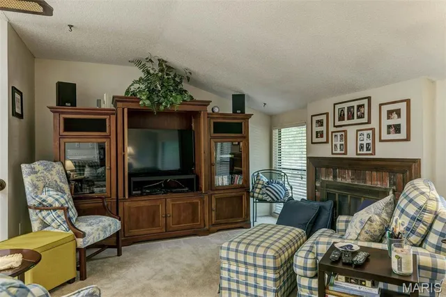 $325,000 | 1940 Meadowtree Lane, Unit 1, Kirkwood, MO 63122
