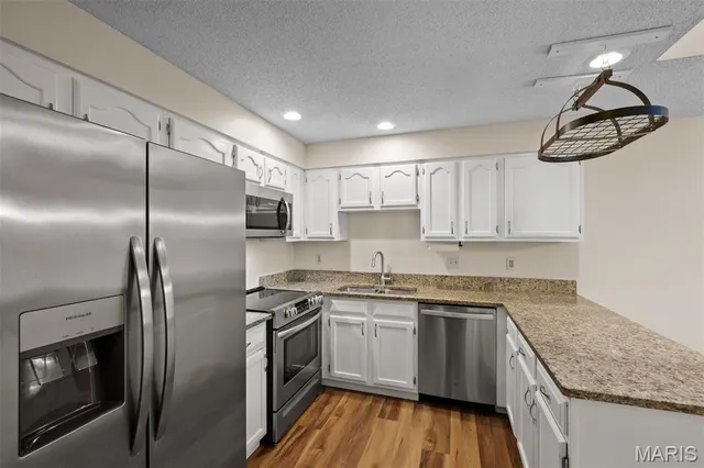 $325,000 | 1940 Meadowtree Lane, Unit 1, Kirkwood, MO 63122