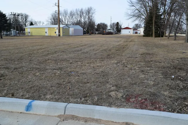 $19,900 | 305 Main Street East, Vernon Center, MN 56090