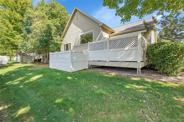 a view of a house with backyard and garden