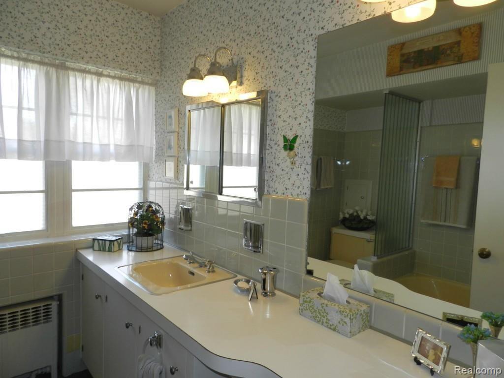 1595 South Renaud Road Grosse Pointe, MI 48236 - Photo 14 of 14 DSCN2160.jpg