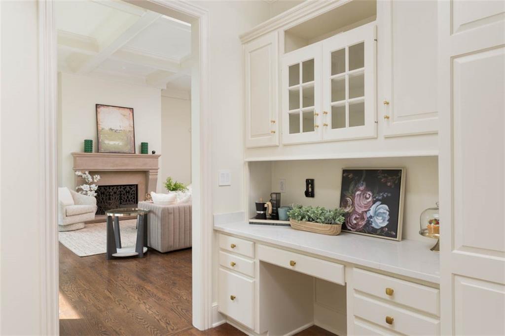 11413 Manor Road Leawood, KS 66211 - Photo 11 of 81