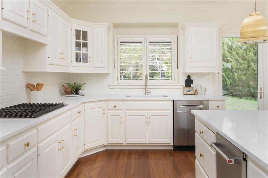 11413 Manor Road Leawood, KS 66211 - Photo 17 of 81