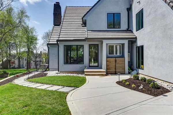 $2,400,000 | 11413 Manor Road, Leawood, KS 66211