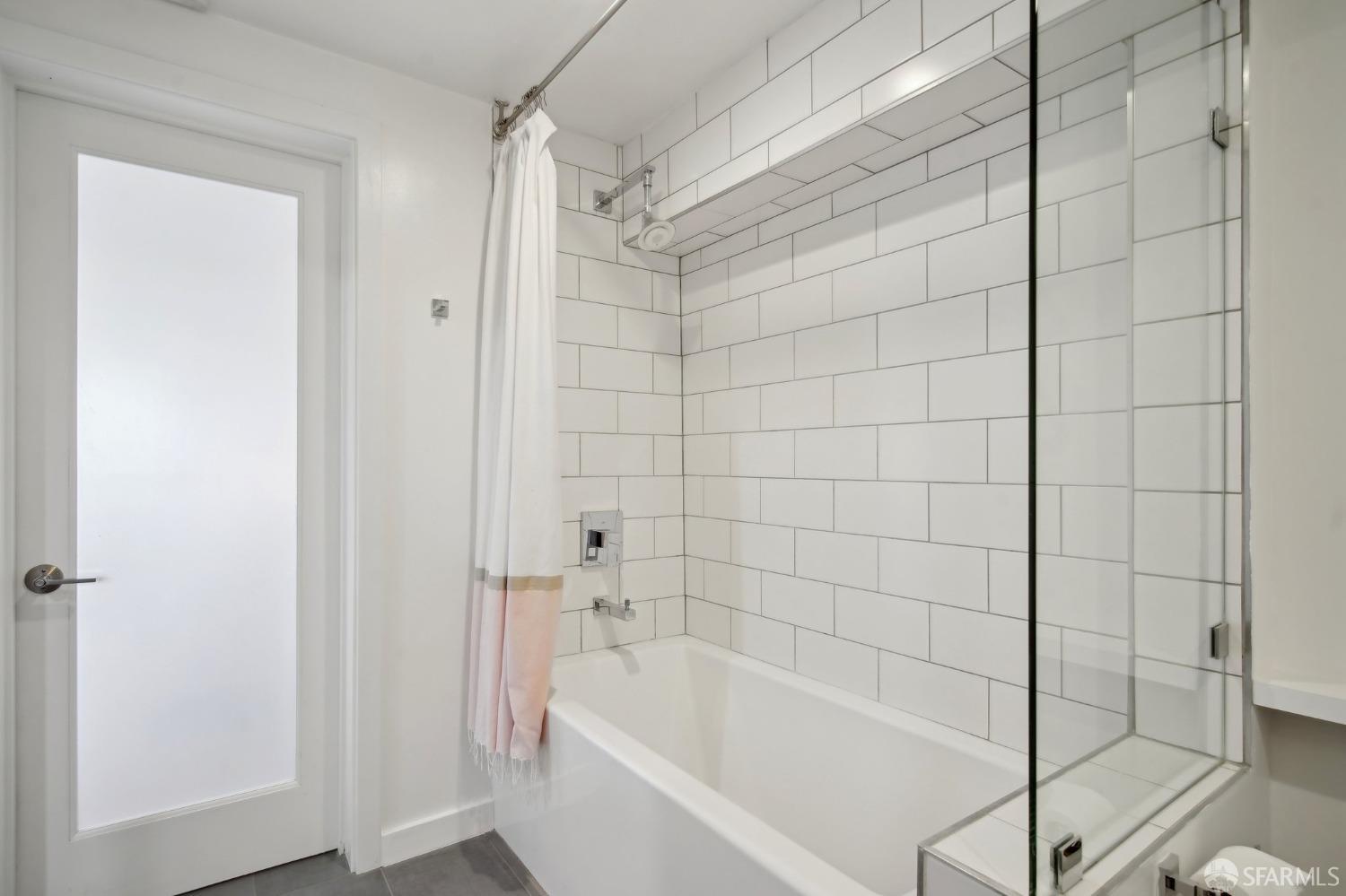 20 Wright Street San Francisco, CA 94110 - Photo 24 of 34 a bathroom with a bathtub