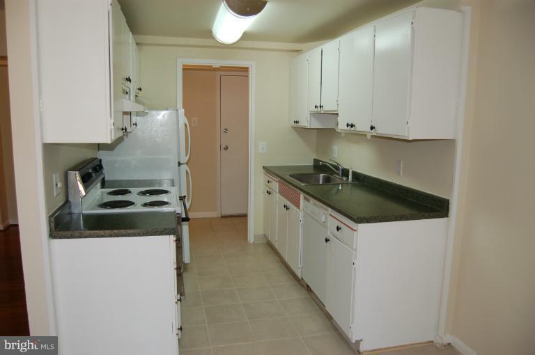 11629 Stoneview Square, Unit 79/2B Reston, VA 20191 - Photo 3 of 10 Kitchen