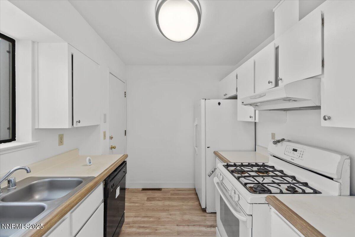 4830 Rampion Way Sun Valley, NV 89433 - Photo 6 of 30 a kitchen that has a sink and a stove