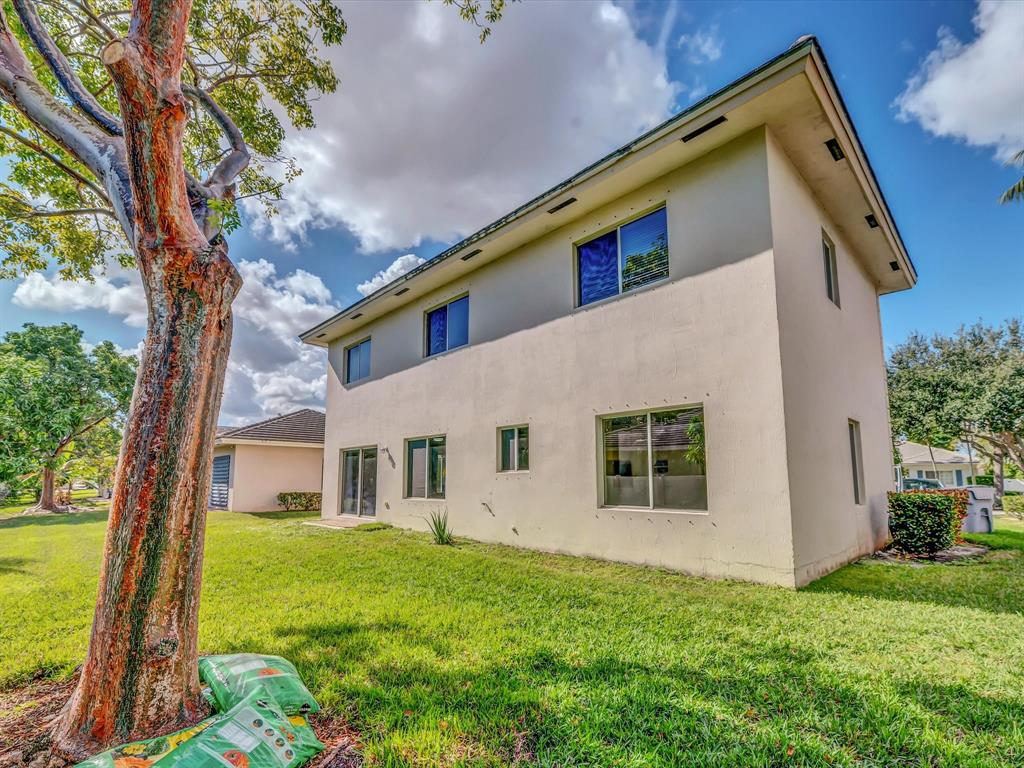 308 Northwest 17th Terrace Pompano Beach, FL 33069 - Photo 38 of 43 a front view of a house with garden