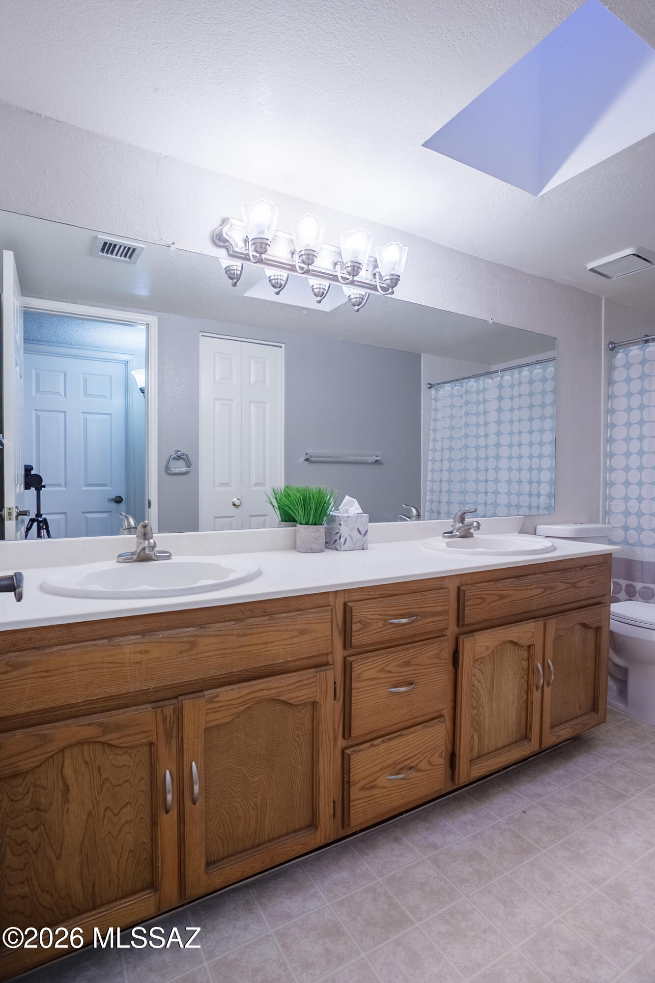 1200 East River Road, Unit B27 Tucson, AZ 85718 - Photo 26 of 40 a bathroom with a double vanity sink and a mirror